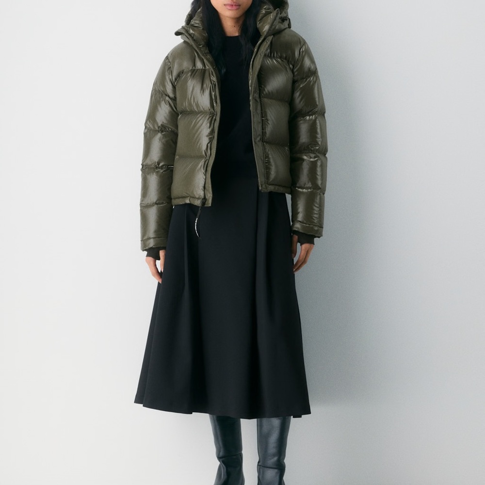 Aritzia THE SUPER PUFF™ Shorty - Hi-Gloss - Picture 2 of 9